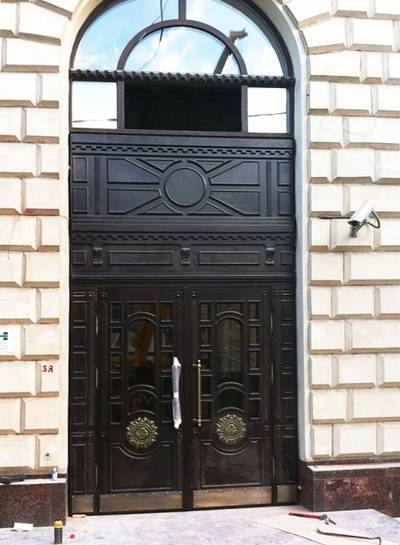Двустворчатая дверь с фрамугой