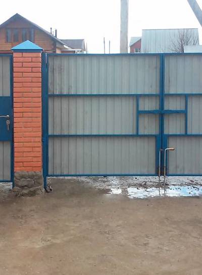 Ворота в кирпичном доме
